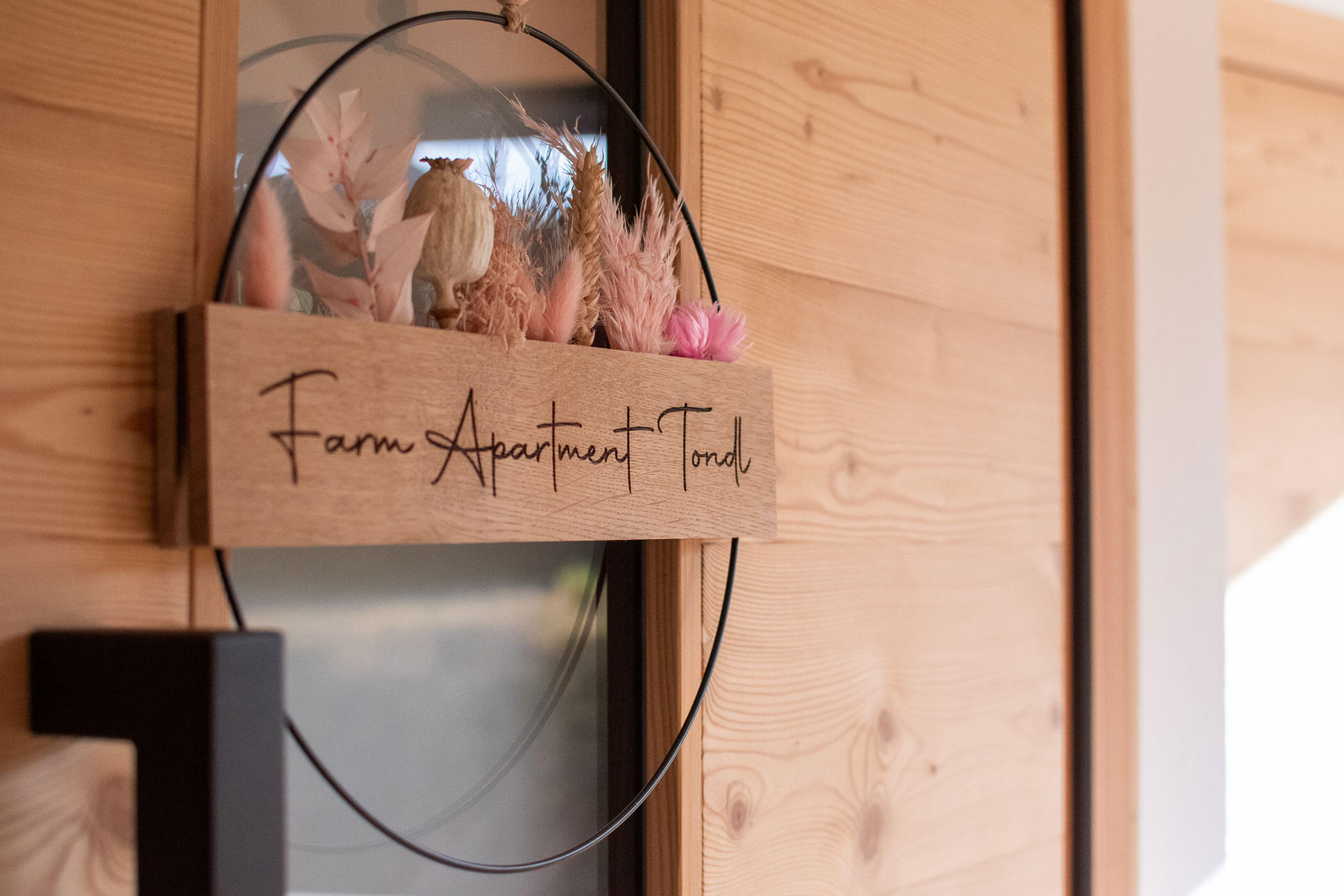 Eine Holztür mit einem hängenden Schild mit der Aufschrift 